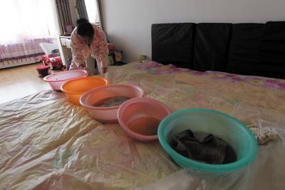 巴彦淖尔楼上漏水，住户失联，小区没物管，业主维权难！律师来支招……